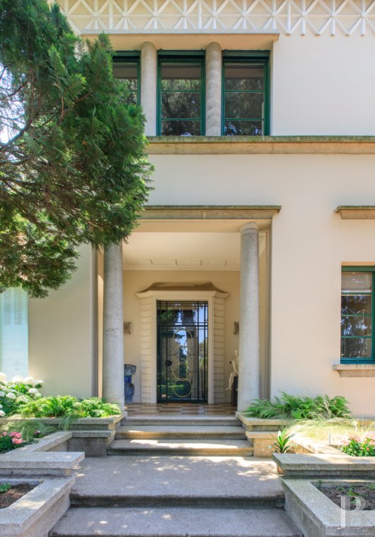 En Saône-et-Loire, à Mâcon, une villa et son jardin entièrement de style Art déco - photo  n°3